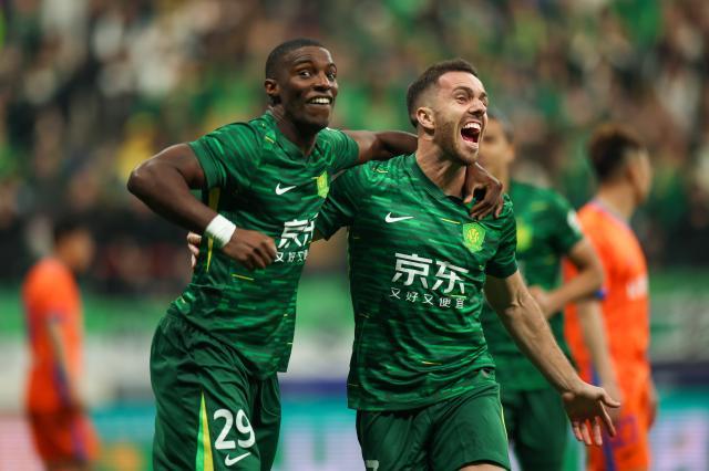 体育直播-【中超】1场3红！法比奥双响 10人国安6比1胜9人泰山