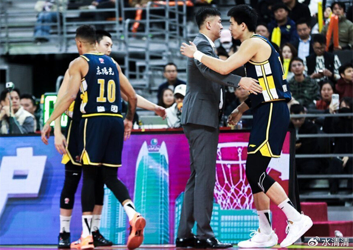 搜狐体育-广东男篮逆势而为，最大优势与劣势并存，杜锋指导最后一搏？|胡明轩|萨姆纳|奎因|徐昕|徐杰_新浪体育_新浪新闻