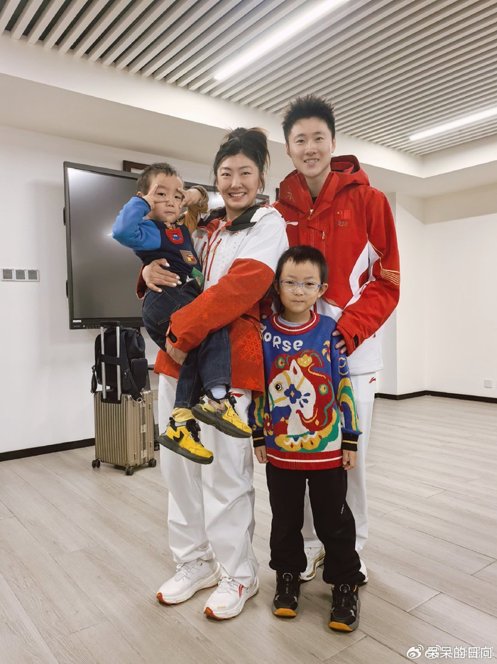 徐梦桃抱着的男孩是谁？妈妈是中国冬奥悲情英雄，爸爸是千万富豪|自由式滑雪|李妮娜|王心迪|中国队|AC米兰_新浪体育_新浪新闻