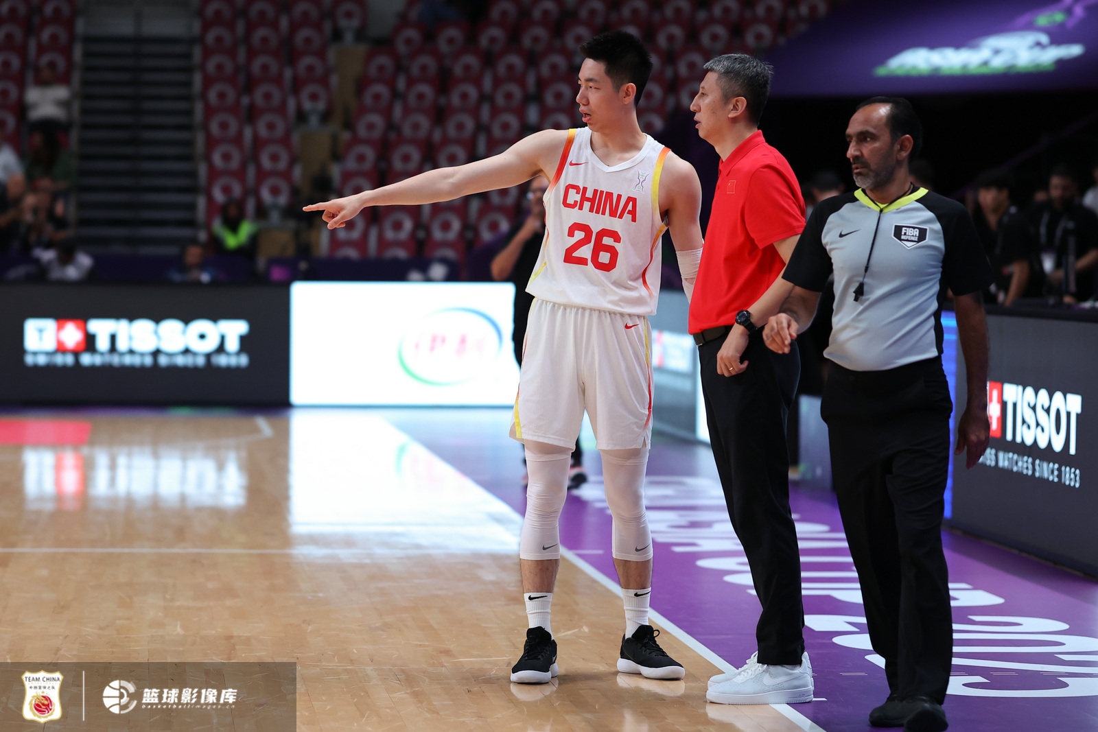 赛事精彩瞬间-媒体人：中国男篮用三后卫因锋无力 让内线去凿能解决不得分问题