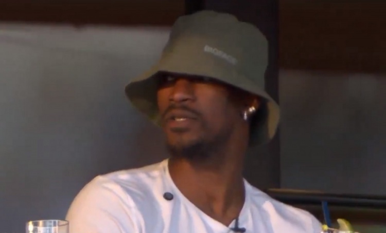 搜狐体育-心情美丽！巴特勒现场观看好友阿尔卡拉斯的网球赛